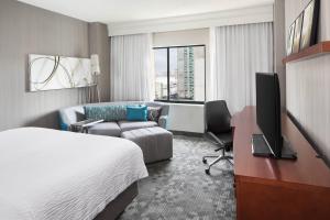 Televisi dan/atau pusat hiburan di Courtyard By Marriott Jersey City Newport