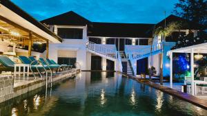 una casa con piscina di fronte a una casa di The Trawangan Resort a Gili Trawangan