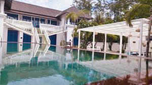 una piscina d'acqua di fronte a una casa di The Trawangan Resort a Gili Trawangan