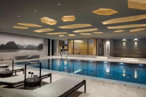 Bazen u ili blizu objekta Four Seasons Hotel Seoul