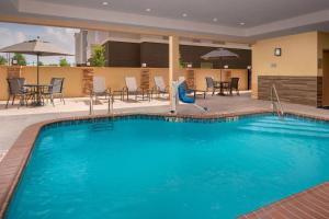 Басейн в Fairfield Inn & Suites by Marriott New Orleans Metairie або поблизу