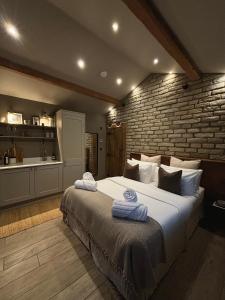 Tempat tidur dalam kamar di Apartments for two in Brand New Luxury Rural Farmhouse Escape