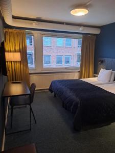 een hotelkamer met een bed en een raam bij HOTEL N Hostel Malmö City in Malmö