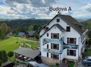 een gebouw met een muurschildering aan de zijkant bij Resort Mezná in Hřensko