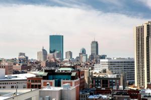 Blick auf die Skyline der Stadt mit hohen Gebäuden in der Unterkunft Courtyard Boston Downtown/North Station in Boston