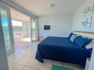 Ліжко або ліжка в номері Island Charm Culebra Studios & Suites - Amazing Water views from all 3 apartments located in Culebra Puerto Rico!