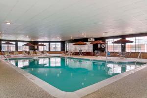 una grande piscina in un grande edificio di Best Western Greenfield Inn ad Allen Park