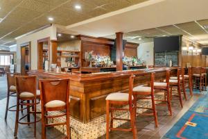 un bar con una fila di sedie in un ristorante di Best Western Greenfield Inn ad Allen Park