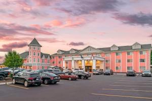 un grande edificio con auto parcheggiate in un parcheggio di Best Western Greenfield Inn ad Allen Park