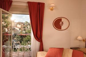 Parveke tai terassi majoituspaikassa Hotel Cardinal of Florence - recommended for ages 25 to 55