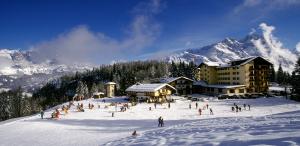 een groep mensen op een skipiste in de sneeuw bij Hotel Villa Argentina in Cortina dʼAmpezzo