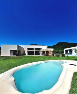 The swimming pool at or close to Naturaleza y tranquilidad