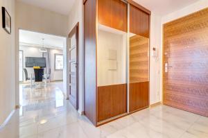 un corridoio con porta in legno in una casa di Dom & House – Old Town Waterlane a Danzica