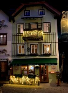 Un edificio con le luci di Natale davanti di I da Mitt a Hallstatt