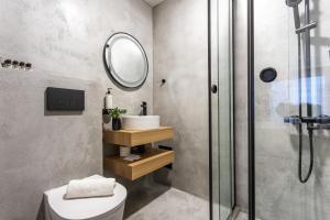 ein Bad mit einer Dusche, einem WC und einem Waschbecken in der Unterkunft AMAR Design Hotel by HMG in Sofia