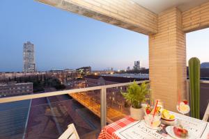 En balkong eller terrass på Enjoybcn Marina Apartment