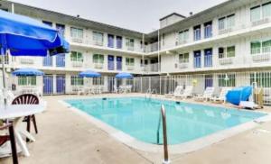 בריכת השחייה שנמצאת ב-Motel 6-Linthicum Heights, MD - BWI Airport או באזור