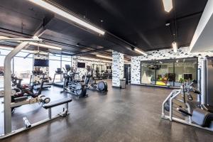 um ginásio com várias passadeiras e máquinas de cardio em Pioche Village Park City em Park City