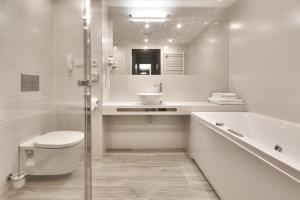 A bathroom at Prezident Luxury Spa & Wellness Hotel