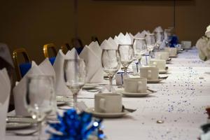 een lange tafel met wijnglazen en servetten erop bij Grampian Hotel in Perth