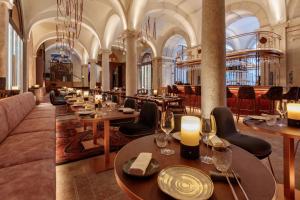 een restaurant met tafels en stoelen en kaarsen bij Convent Square Lisbon, Vignette Collection by IHG in Lissabon