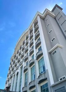 Seemsoon Hotel في ايبوه: مبنى فيه بلكونات جنبه