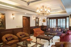 salon z meblami i żyrandolem w obiekcie Villa 33 w Nowym Delhi