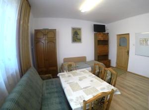 uma sala de estar com uma mesa e um sofá em Pokoje gościnne, mieszkanie na wynajem w Świdniku k Lublina em Świdnik