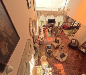 einen Blick über ein Wohnzimmer mit Blick auf ein Wohnzimmer in der Unterkunft Residencial Belle Maison in Cusco