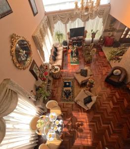 einen Blick über ein Wohnzimmer mit Sofa in der Unterkunft Residencial Belle Maison in Cusco