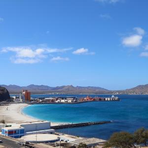 vista su una spiaggia con molo e oceano di Recanto Verde Cara a Mindelo