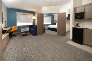 um pequeno quarto de hotel com uma cama e uma cozinha em Holiday Inn Express - Canyon by IHG em Canyon