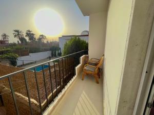 d'un balcon avec une chaise et une vue sur la piscine. dans l'établissement Nile Panorama Hotel, à Louxor