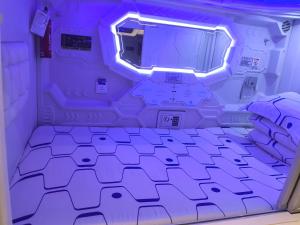 Xi'an Xianyang International Airport Space Capsule Hotel tesisinde bir odada yatak veya yataklar