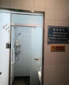 Xi'an Xianyang International Airport Space Capsule Hotel tesisinde bir banyo