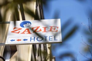 Certificado, premio, señal o documento que está expuesto en Zazie Hôtel