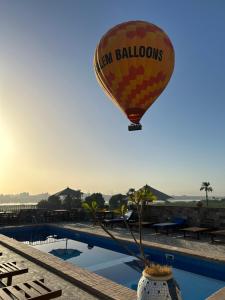 - un vol en montgolfière au-dessus d'une piscine dans l'établissement Nile Panorama Hotel, à Louxor