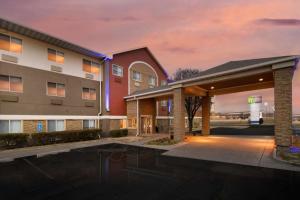 um hotel com piscina em frente a um edifício em Holiday Inn Express - Canyon by IHG em Canyon