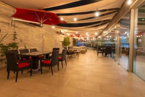 a restaurant with a dining room with a table and chairs at Hilton Garden Inn Iquique in Iquique