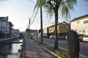 三岛市Guesthouse giwa - Vacation STAY 14269v的路边有汽车的街道