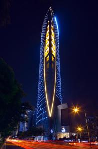 un edificio alto di notte, blu e giallo di Minyoun Chengdu Dongda Hotel a Chengdu