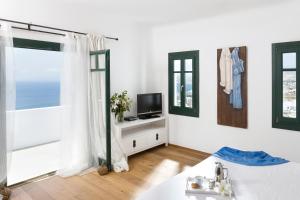 Tharroe of Mykonos Boutique Hotel में टेलीविजन और/या मनोरंजन केंद्र