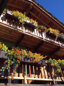 een gebouw met bloembakken aan de zijkant bij Hotel Meublé Gorret in Breuil-Cervinia