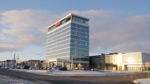 een hoog gebouw met een bord erop bij Grand Times Hotel Drummondville in Drummondville