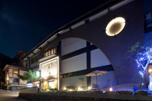 een gebouw met 's nachts een verlicht raam bij Kikunoya in Miyajima