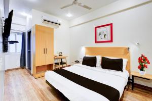 Cama ou camas em um quarto em Super Townhouse Tirupati