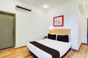 Cama ou camas em um quarto em Super Townhouse Tirupati