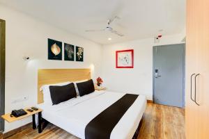 Cama ou camas em um quarto em Super Townhouse Tirupati