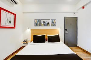 Cama ou camas em um quarto em Super Townhouse Tirupati