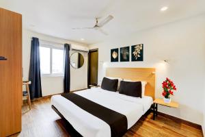 Cama ou camas em um quarto em Super Townhouse Tirupati